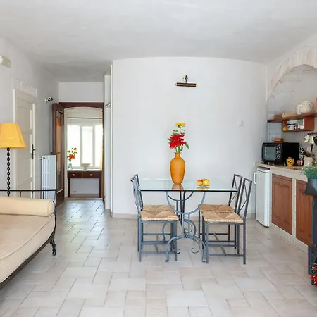 Dom wakacyjny House With Jacuzzi Among Orchards In *