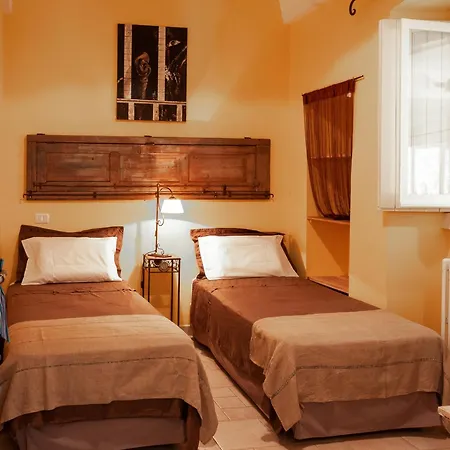 Dom wakacyjny House With Jacuzzi Among Orchards In *