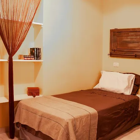 Dom wakacyjny House With Jacuzzi Among Orchards In *