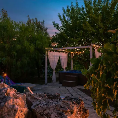 House With Jacuzzi Among Orchards In Dom wakacyjny