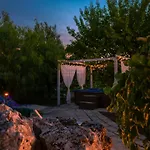 House With Jacuzzi Among Orchards In 別荘