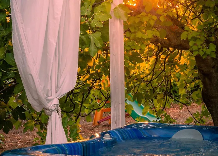 House With Jacuzzi Among Orchards In * Cisternino
